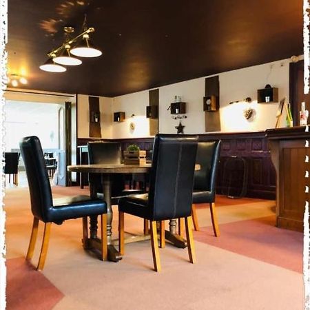 Hôtel le Bretagne et Restaurant Le Papillon Gorron Extérieur photo