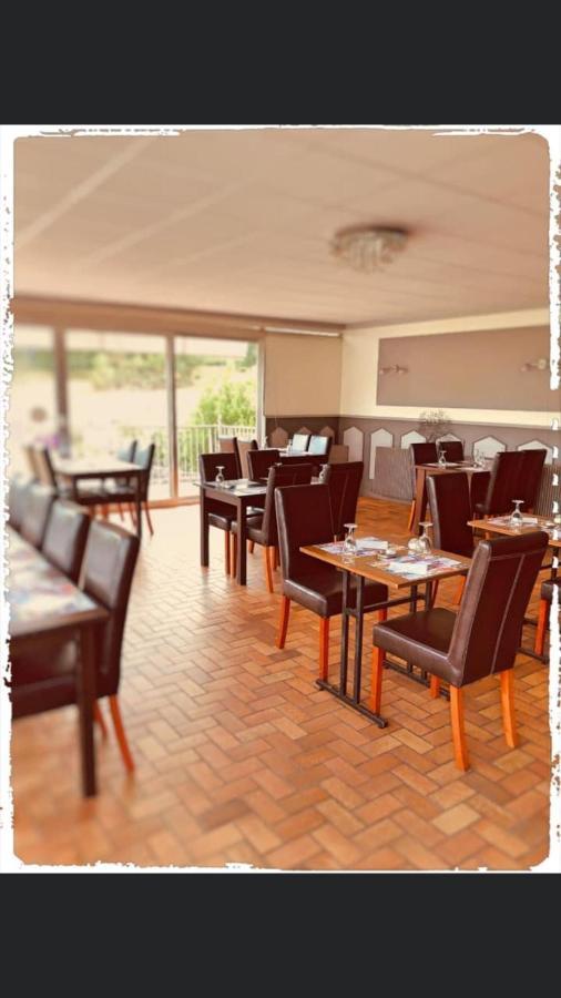 Hôtel le Bretagne et Restaurant Le Papillon Gorron Extérieur photo