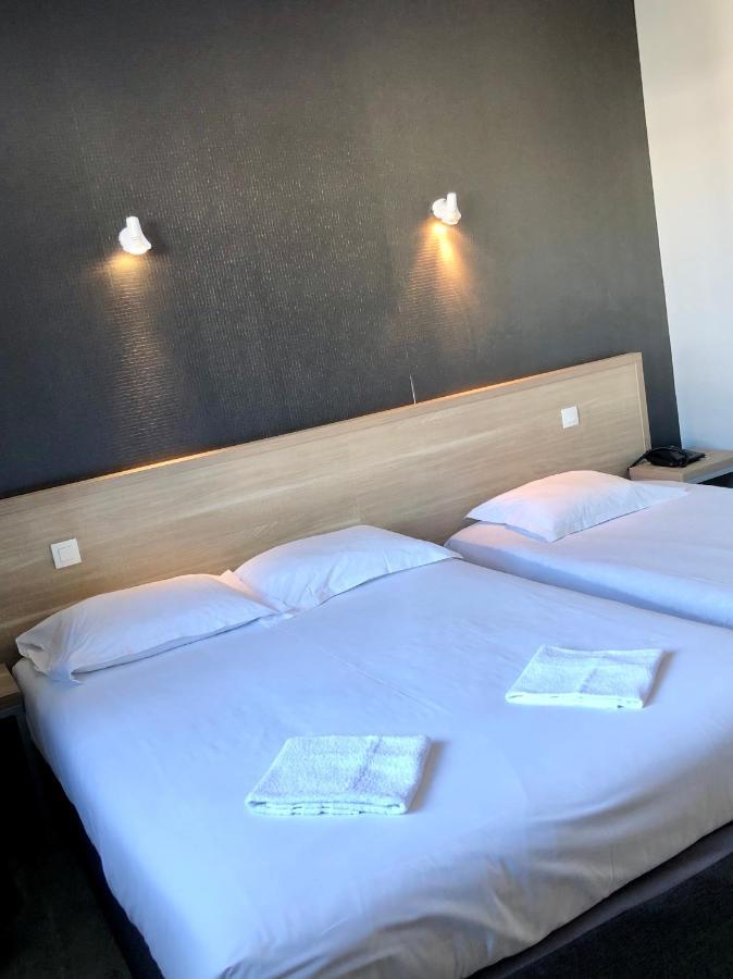 Hôtel le Bretagne et Restaurant Le Papillon Gorron Extérieur photo